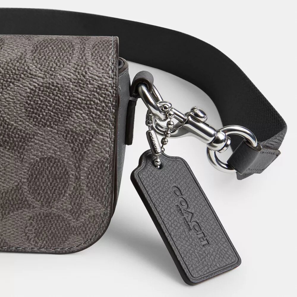 Borsa a tracolla con patta in Signature Canvas