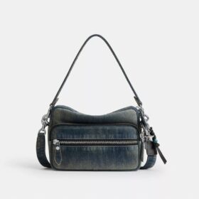 Borsa a tracolla Dakota in denim di cotone rigenerato con ciondoli