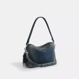 Borsa a tracolla Dakota in denim di cotone rigenerato con ciondoli