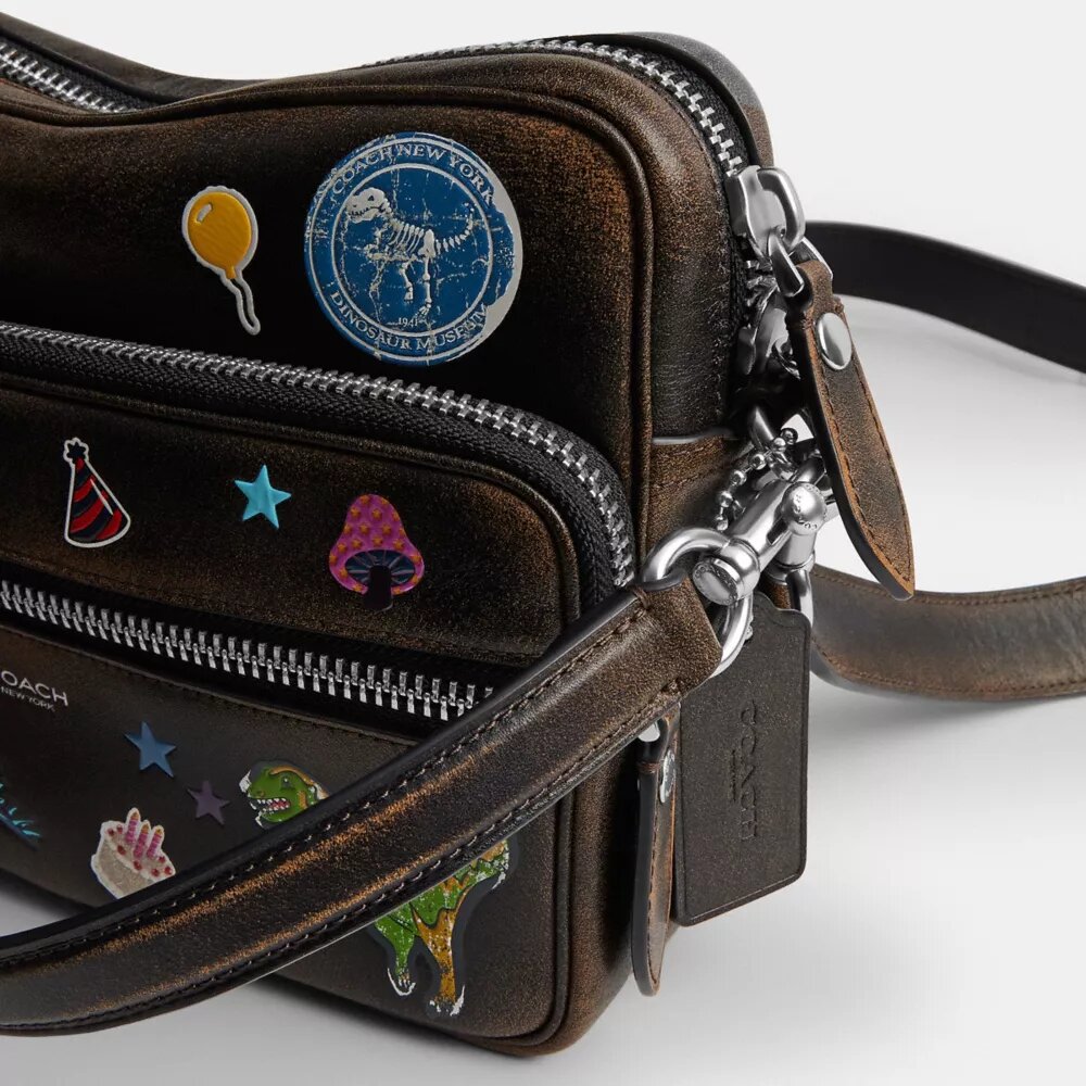 Borsa a tracolla Dakota per il decimo compleanno di Rexy in pelle "Loved" con stampa adesivi