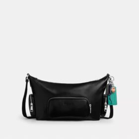 Borsa a tracolla Finn con tasche e ciondoli