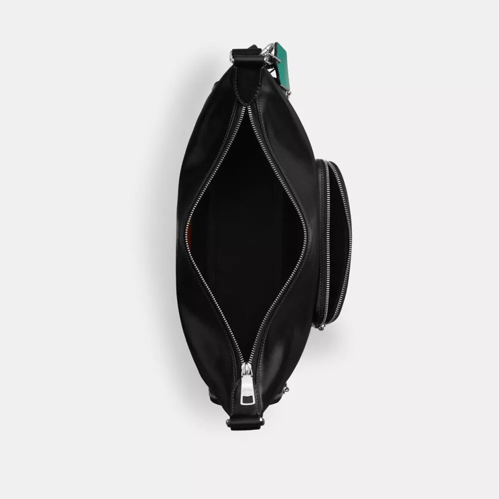 Borsa a tracolla Finn con tasche e ciondoli