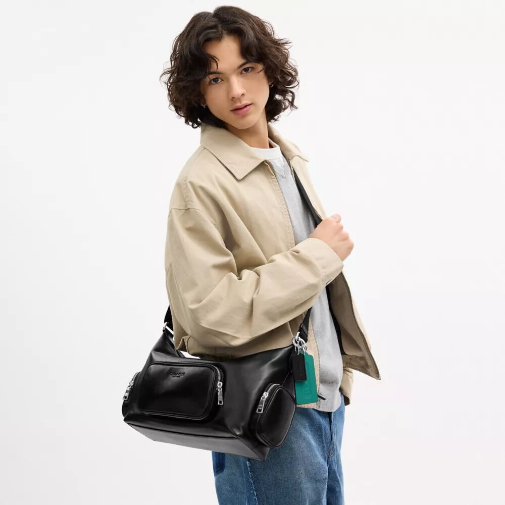 Borsa a tracolla Finn con tasche e ciondoli