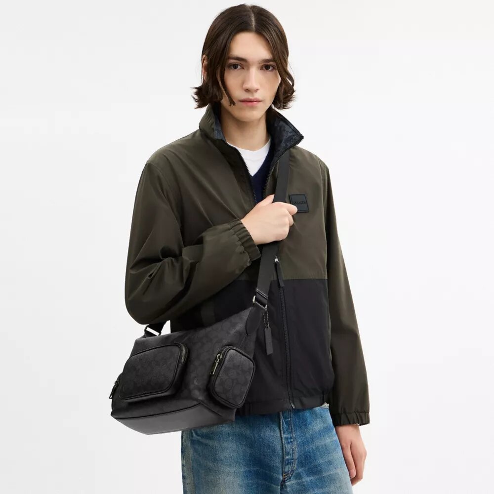 Borsa a tracolla Finn con tasche in Signature Canvas