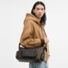 Borsa a tracolla Finn con tasche in Signature Canvas