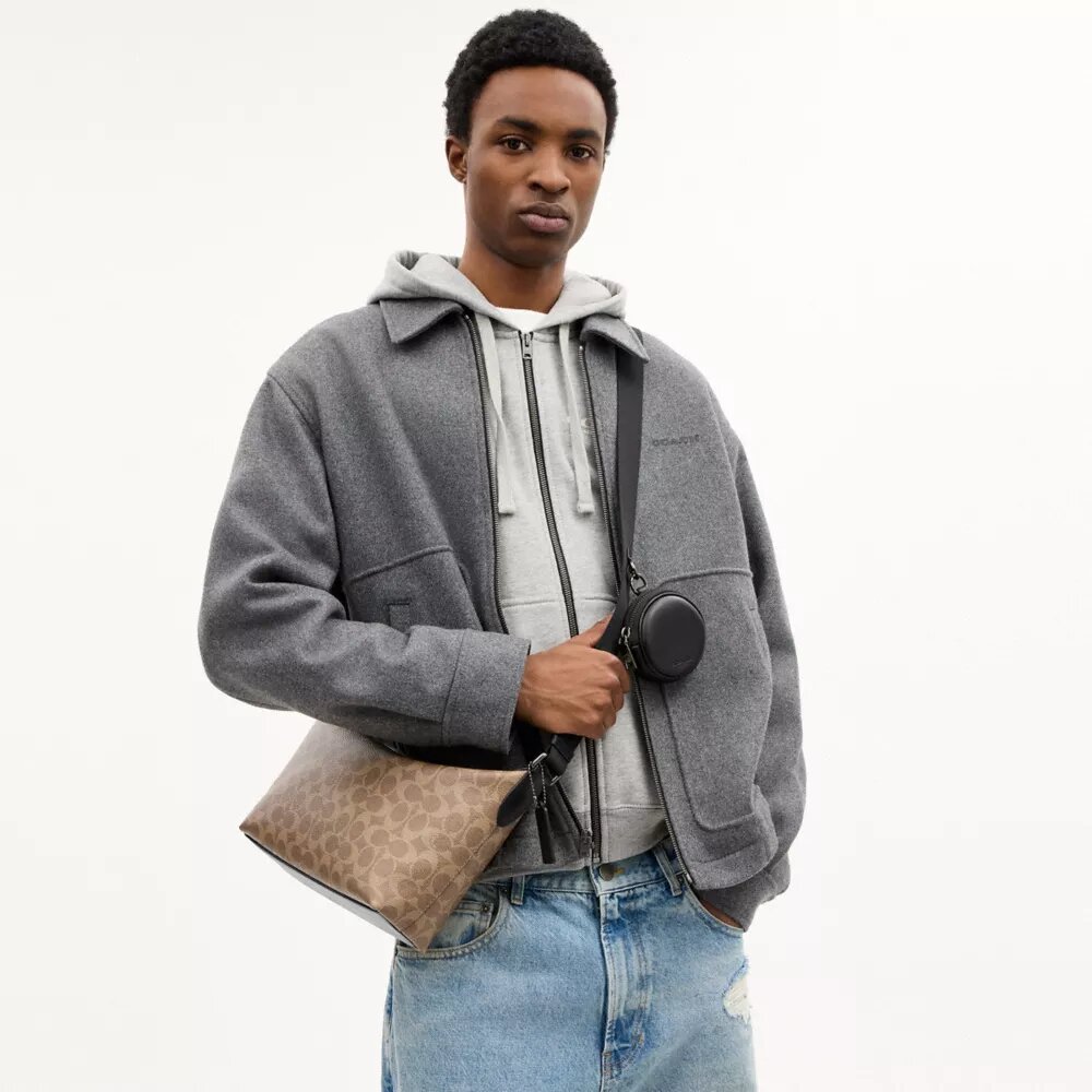 Borsa a tracolla Finn piccola con tasca in Signature Canvas