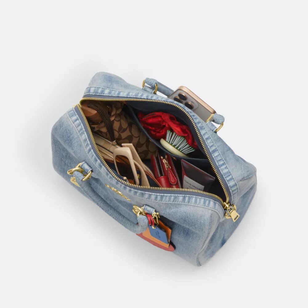 Borsa a tracolla grande Rowan in denim "Loved" con ciondoli