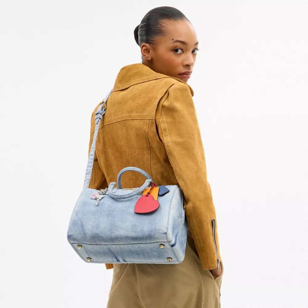 Borsa a tracolla grande Rowan in denim "Loved" con ciondoli