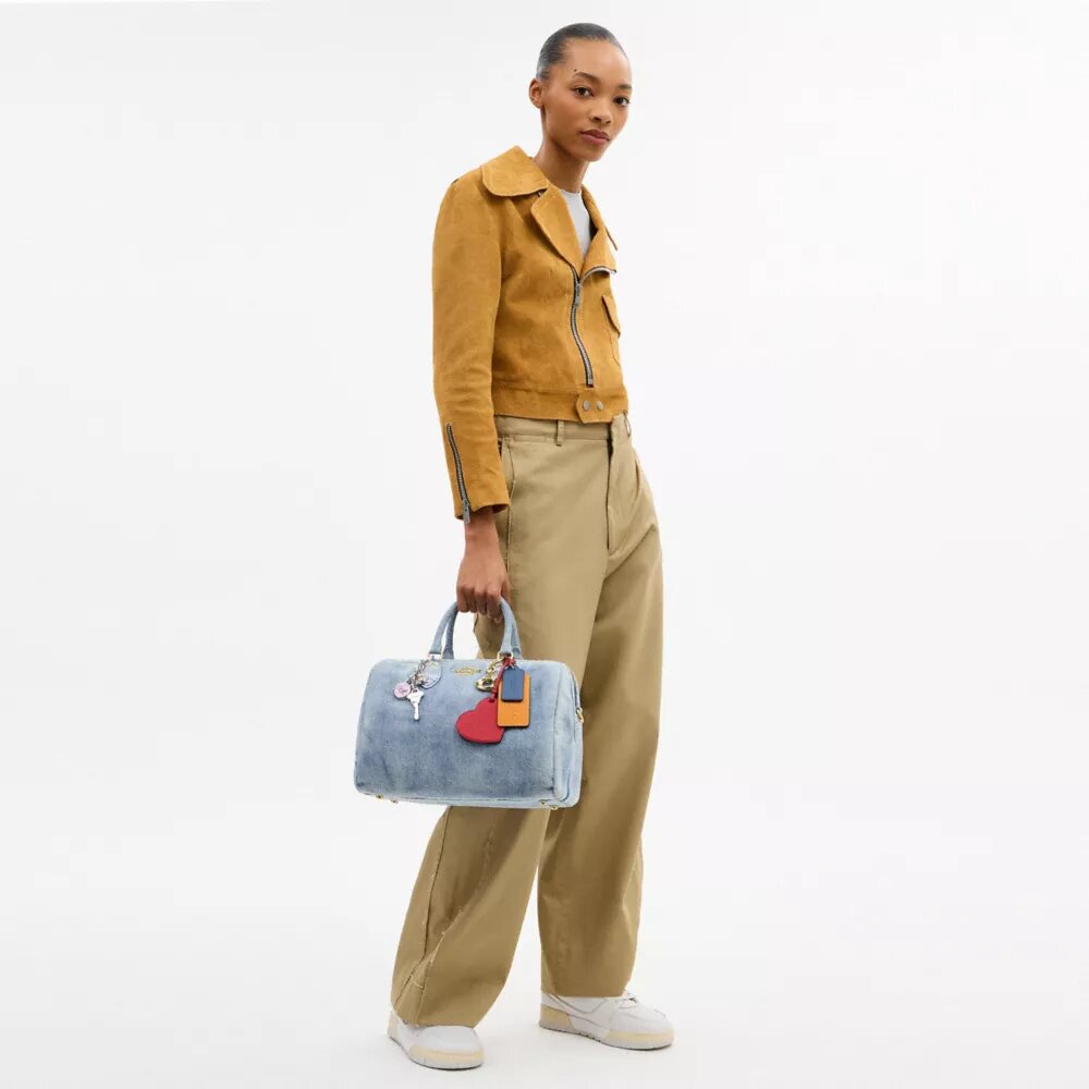 Borsa a tracolla grande Rowan in denim "Loved" con ciondoli