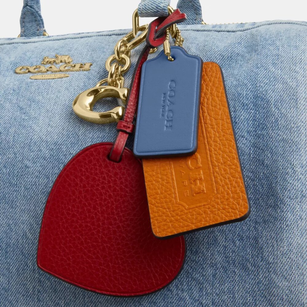 Borsa a tracolla grande Rowan in denim "Loved" con ciondoli