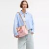 Borsa a tracolla grande Rowan in Signature Canvas con ciondoli
