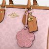 Borsa a tracolla grande Rowan in Signature Canvas con ciondoli
