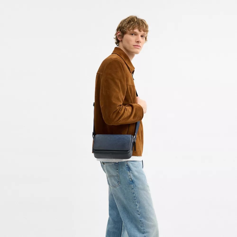 Borsa a tracolla Jack con patta piccola in Signature Canvas