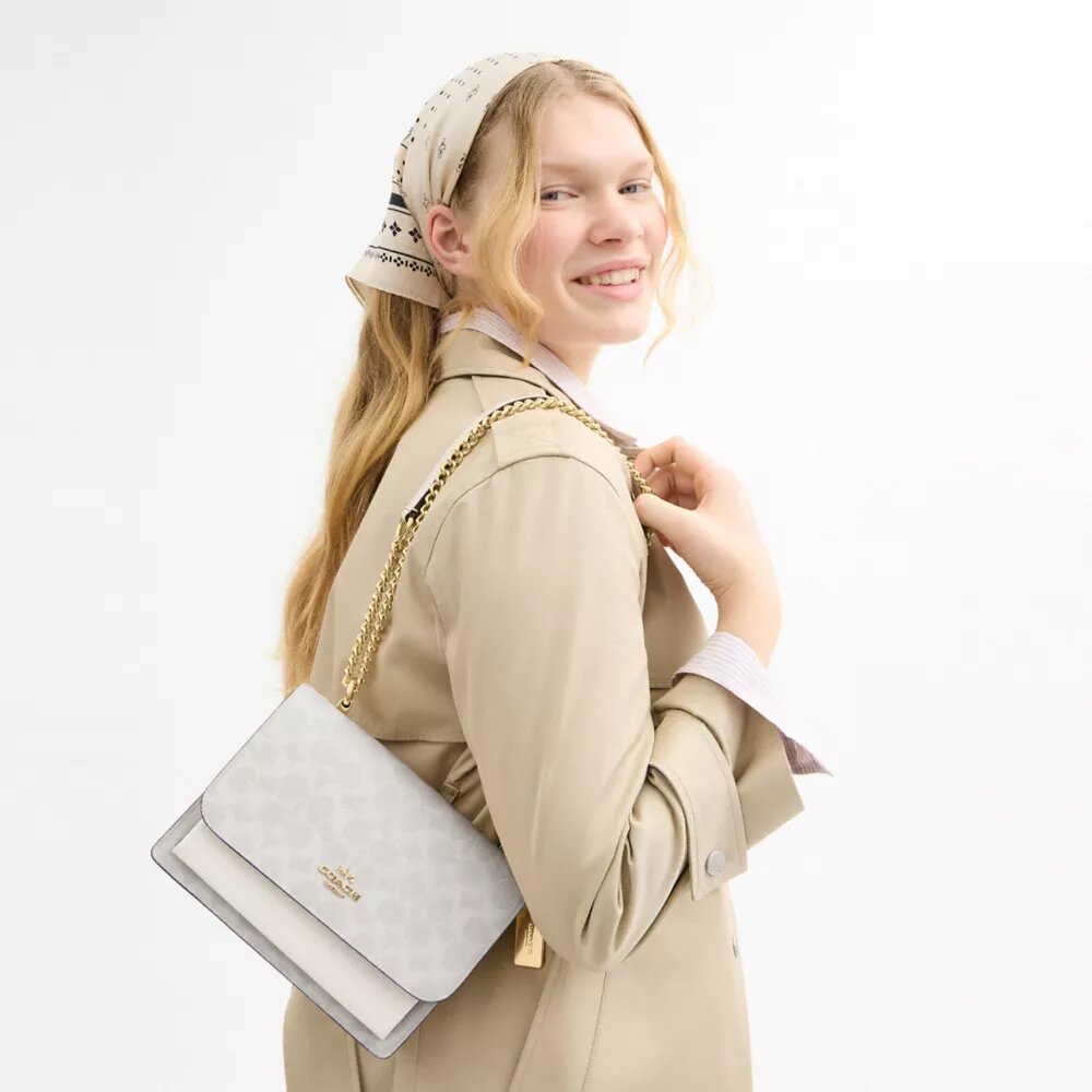 Borsa a tracolla Klare in Signature Canvas
