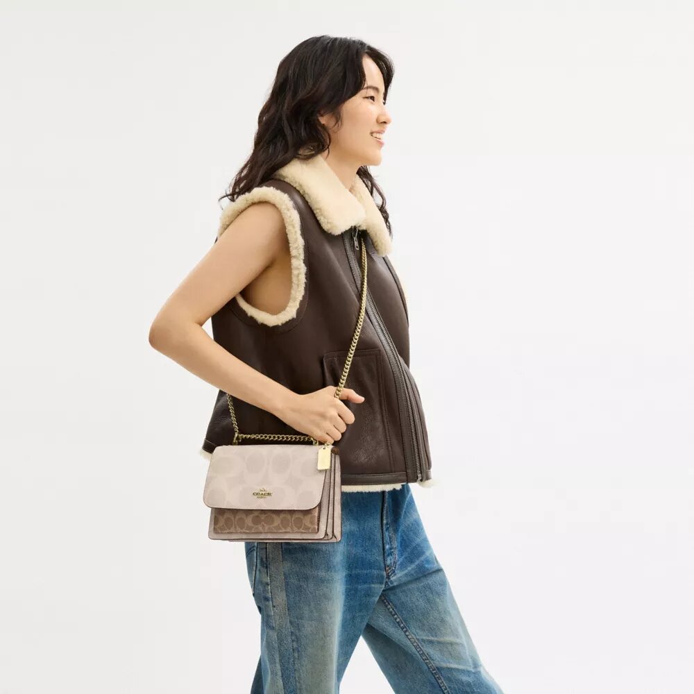 Borsa a tracolla Klare in Signature Canvas a blocchi