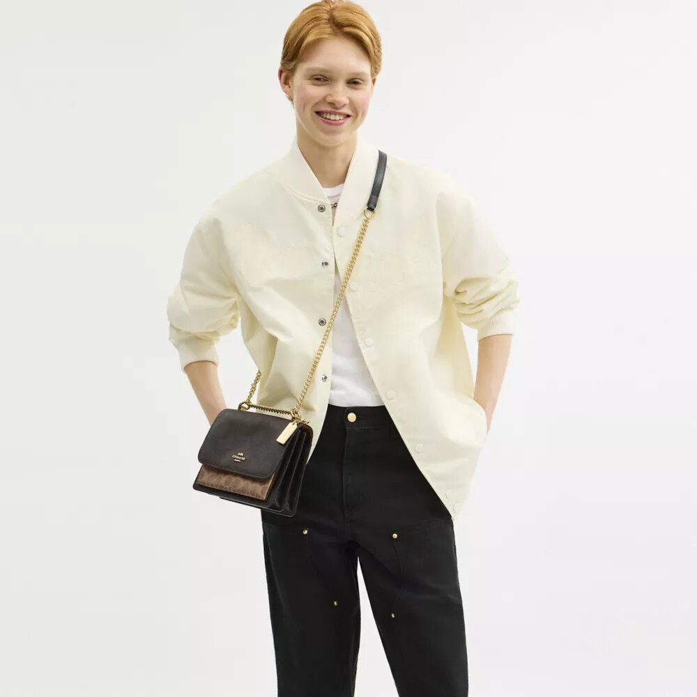 Borsa a tracolla Klare in Signature Canvas a blocchi