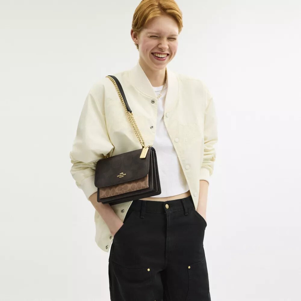 Borsa a tracolla Klare in Signature Canvas a blocchi