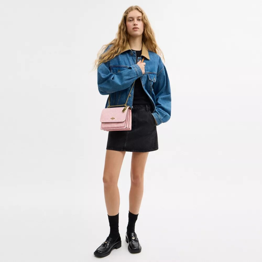 Borsa a tracolla Klare in Signature Canvas con ciondoli