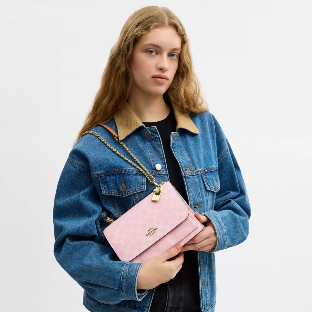 Borsa a tracolla Klare in Signature Canvas con ciondoli