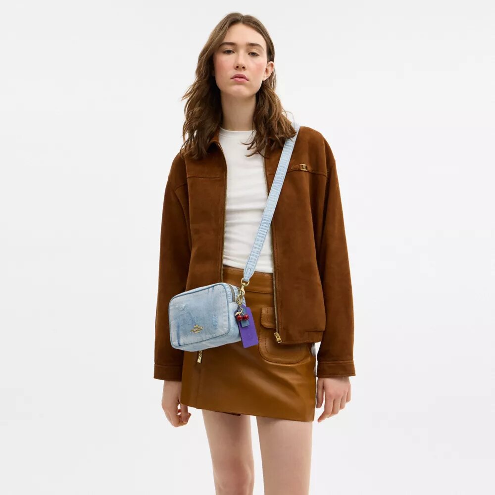 Borsa a tracolla Mini Carey in denim "Loved" con ciondoli