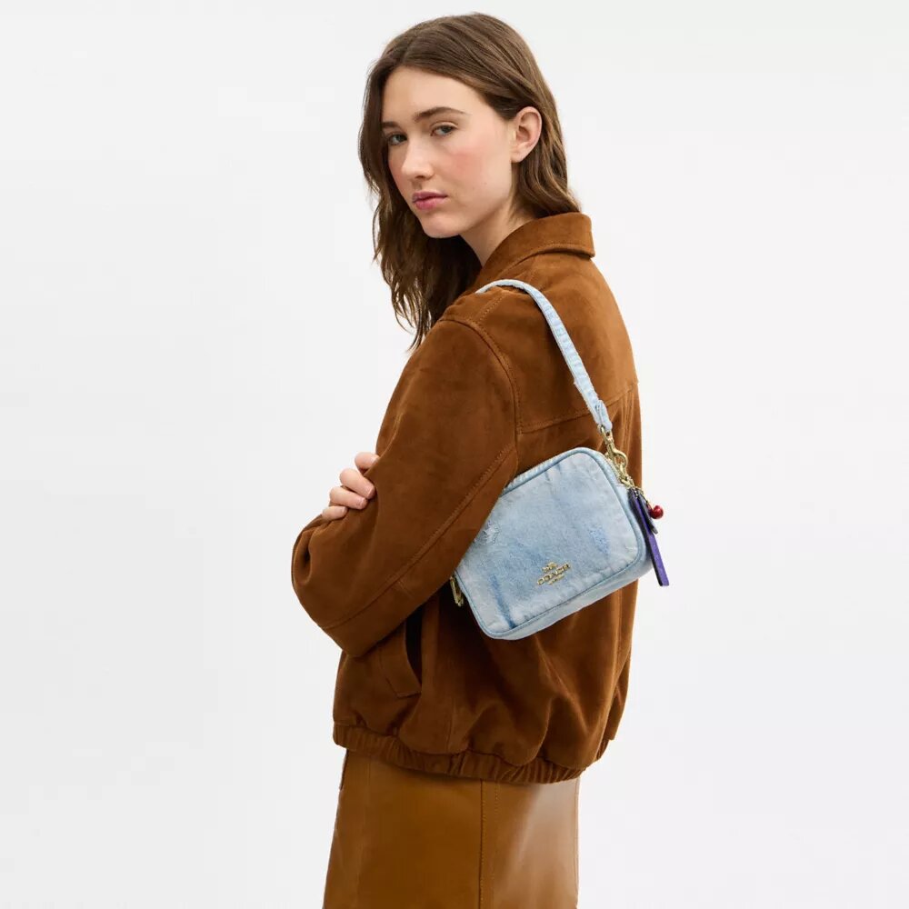 Borsa a tracolla Mini Carey in denim "Loved" con ciondoli