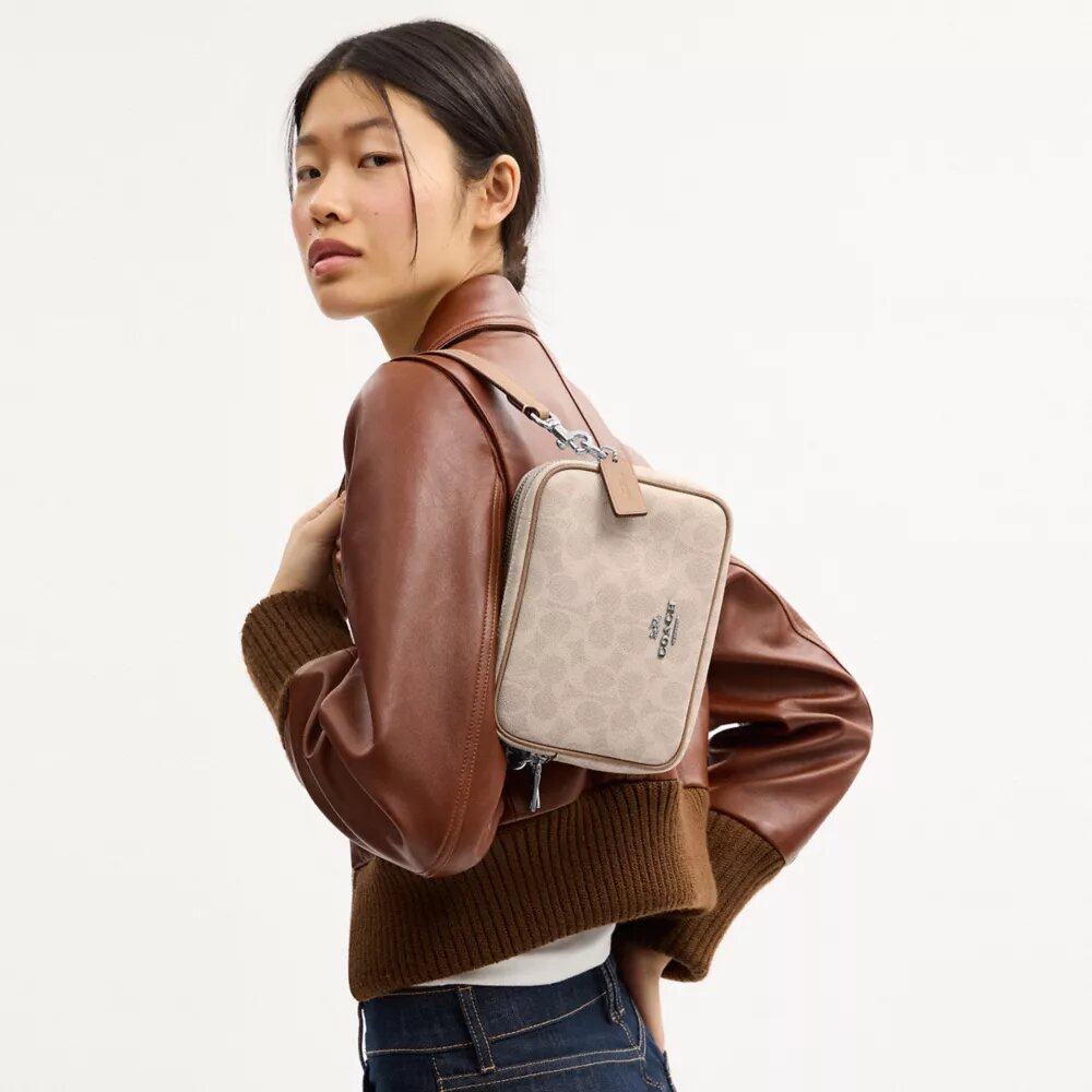 Borsa a tracolla Mini Carey in Signature Canvas
