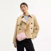 Borsa a tracolla Mini Carey in Signature Canvas con ciondoli