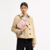 Borsa a tracolla Mini Carey in Signature Canvas con ciondoli