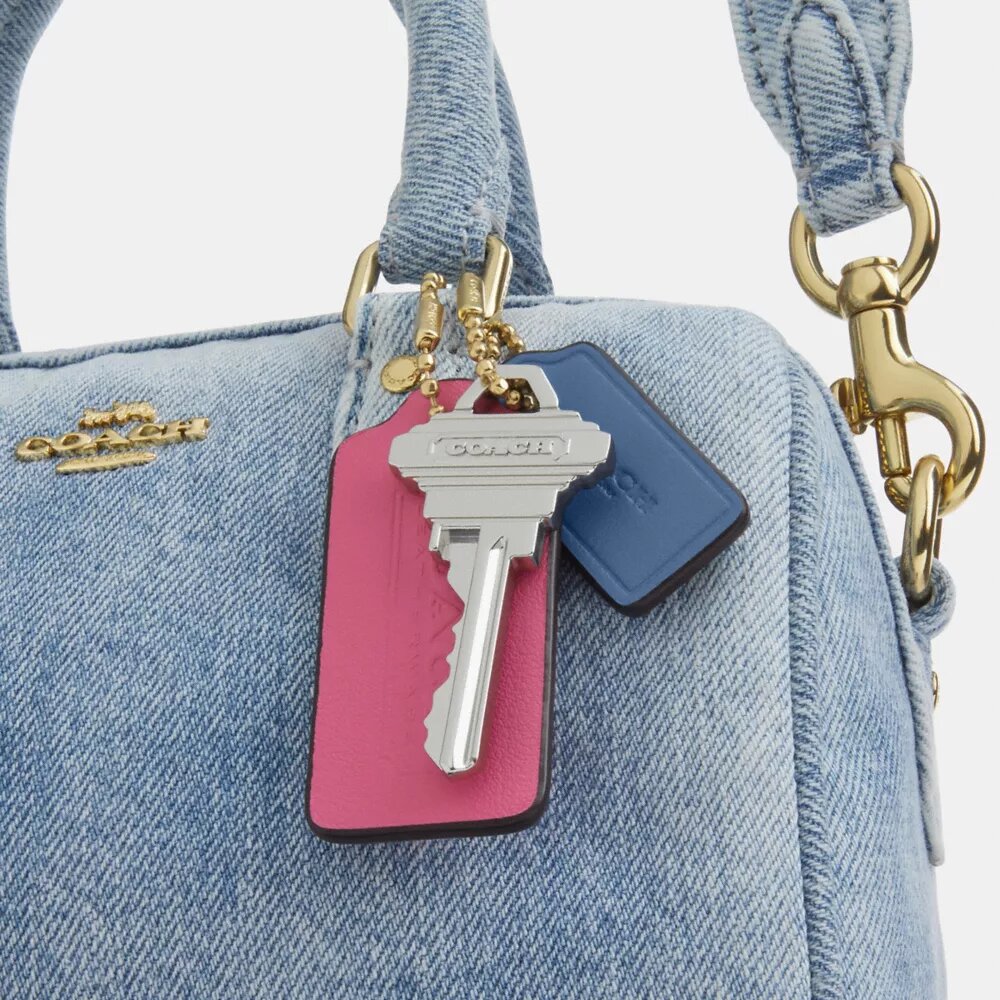 Borsa a tracolla Mini Rowan in denim "Loved" con ciondoli
