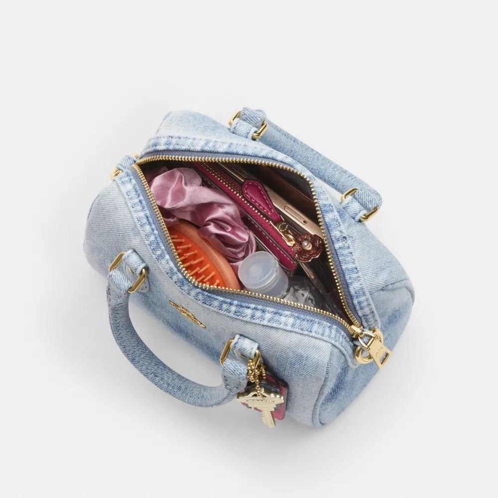 Borsa a tracolla Mini Rowan in denim "Loved" con ciondoli