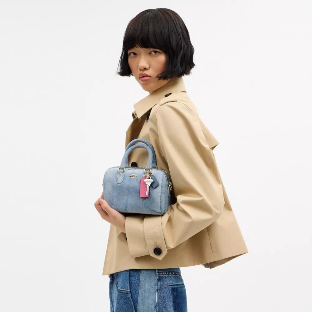Borsa a tracolla Mini Rowan in denim "Loved" con ciondoli