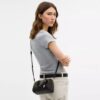 Borsa a tracolla Mini Rowan in Signature Canvas con ciondoli