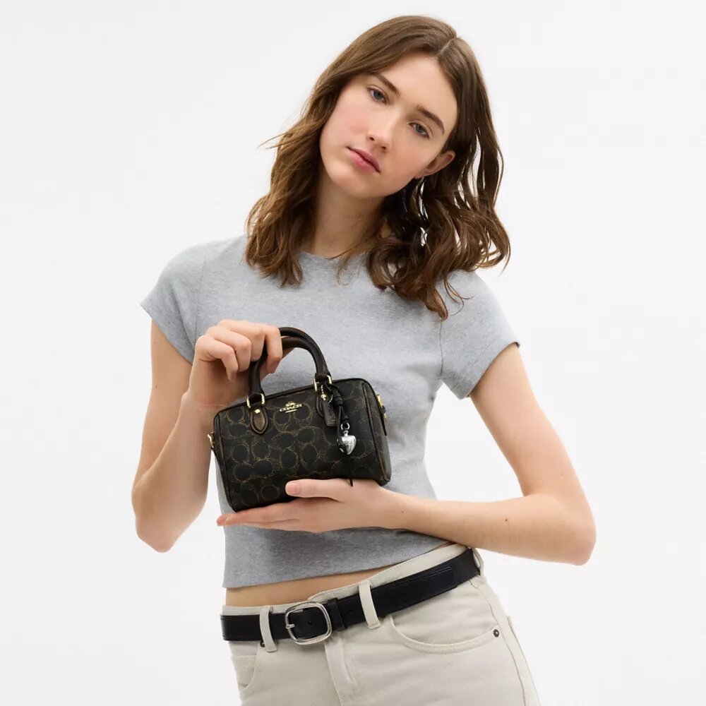Borsa a tracolla Mini Rowan in Signature Canvas con ciondoli