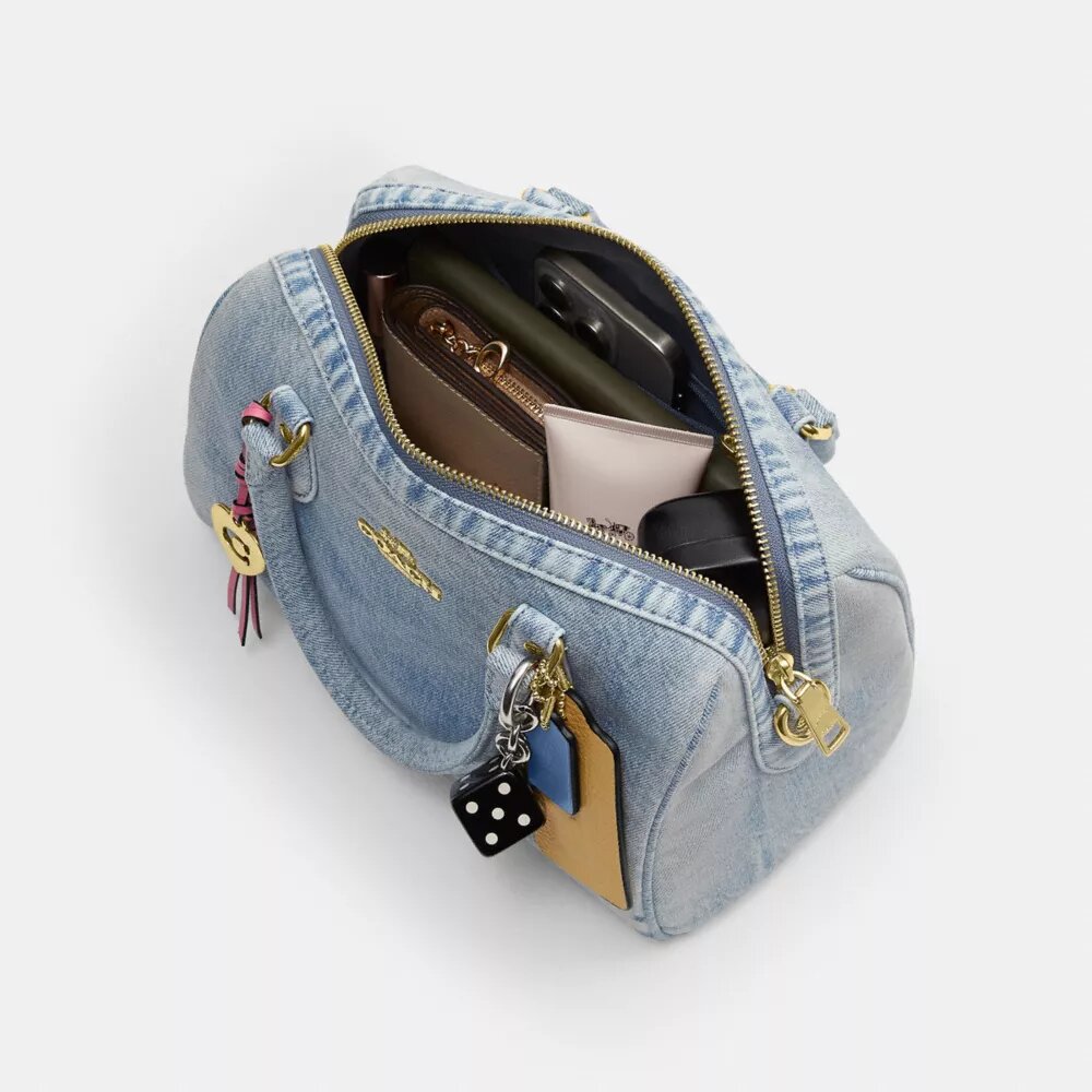 Borsa a tracolla Rowan in denim "Loved" con ciondoli