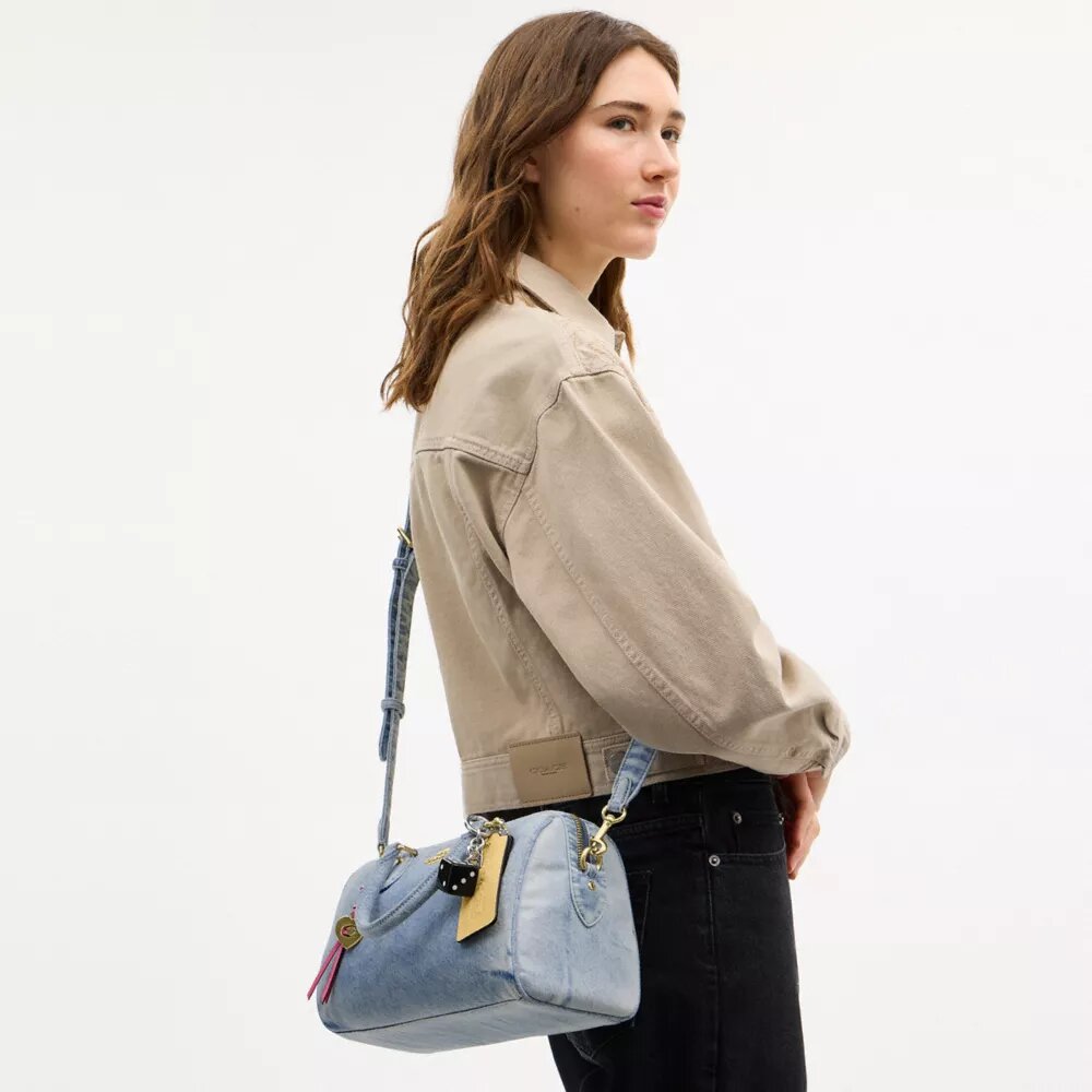 Borsa a tracolla Rowan in denim "Loved" con ciondoli