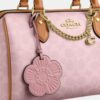 Borsa a tracolla Rowan in Signature Canvas con ciondoli
