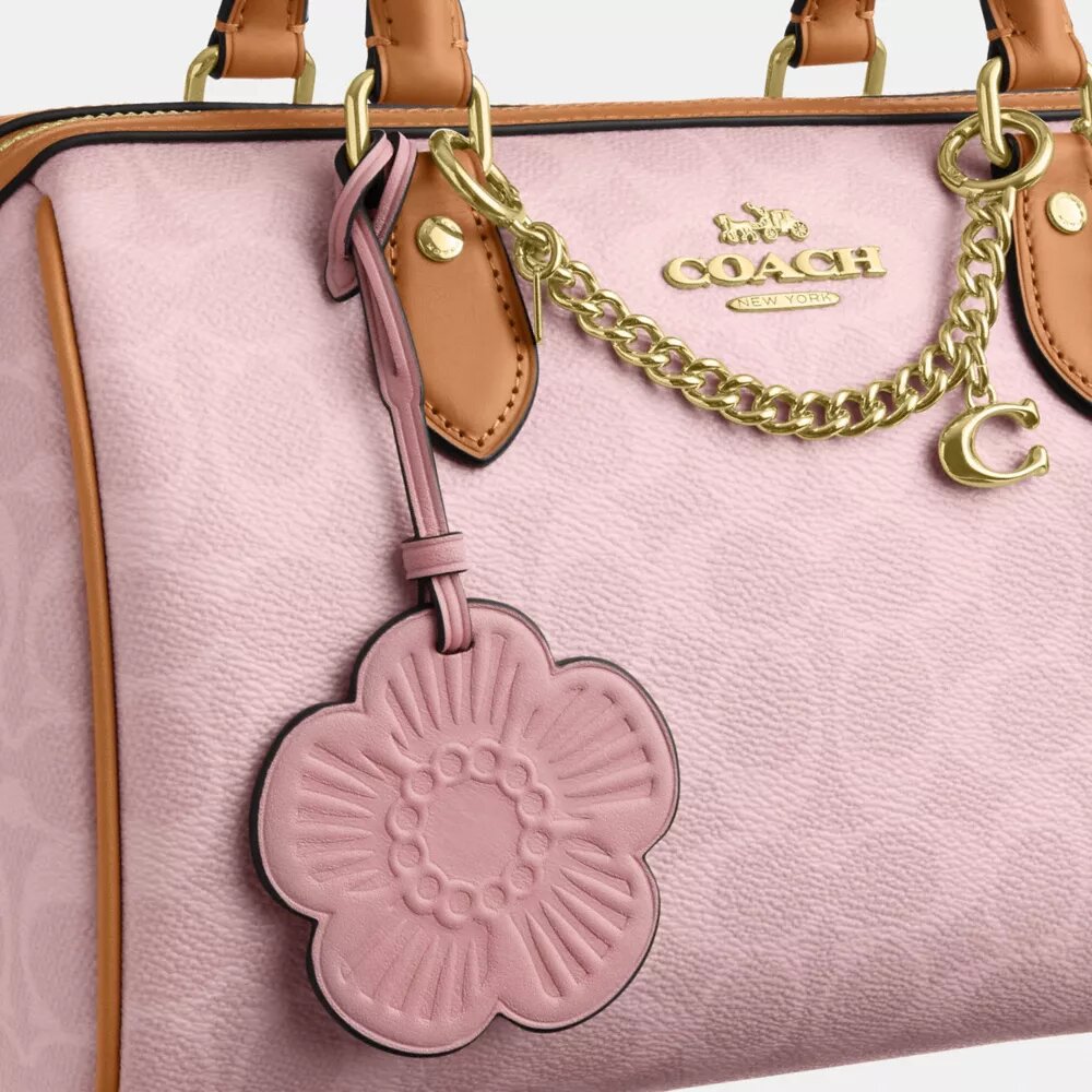Borsa a tracolla Rowan in Signature Canvas con ciondoli