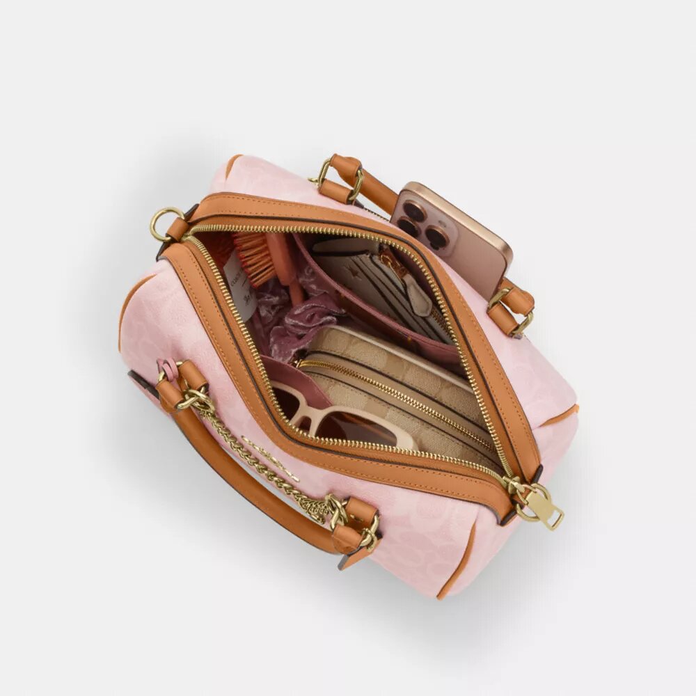 Borsa a tracolla Rowan in Signature Canvas con ciondoli