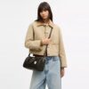 Borsa a tracolla Rowan in Signature Canvas con ciondoli