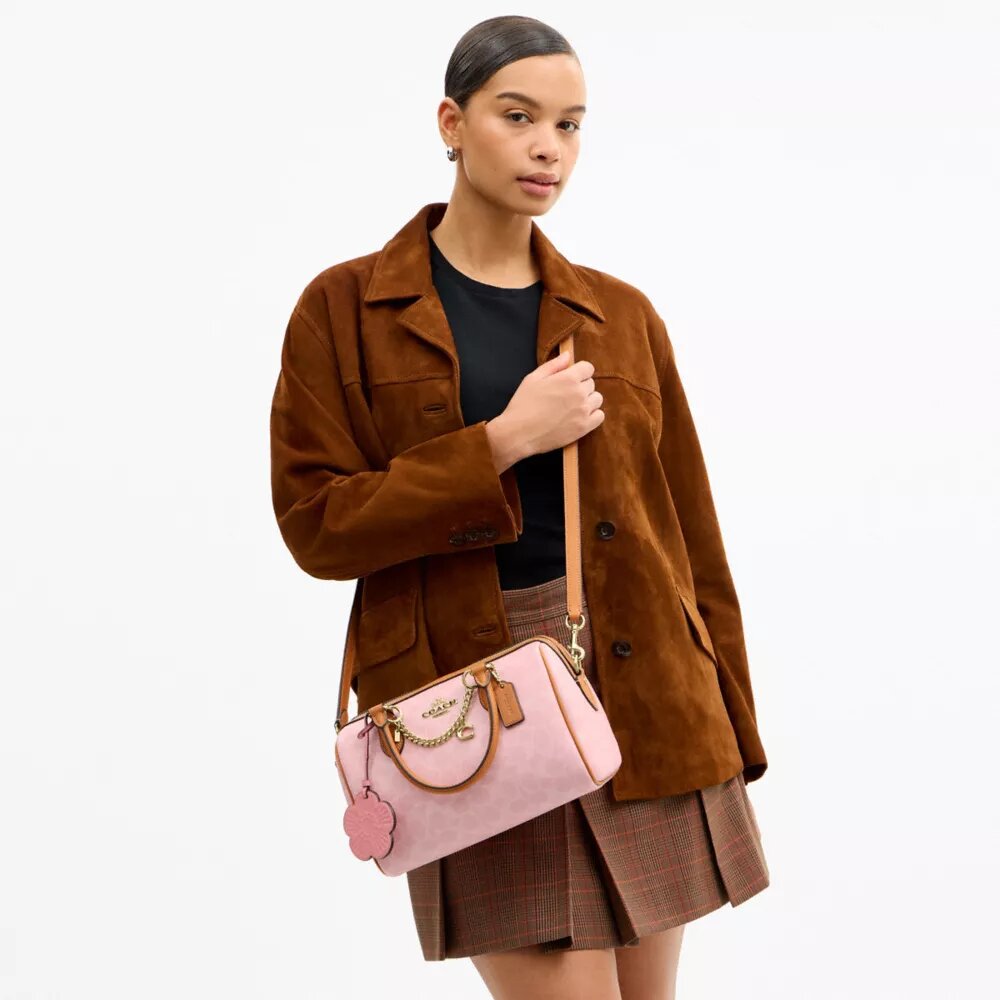Borsa a tracolla Rowan in Signature Canvas con ciondoli