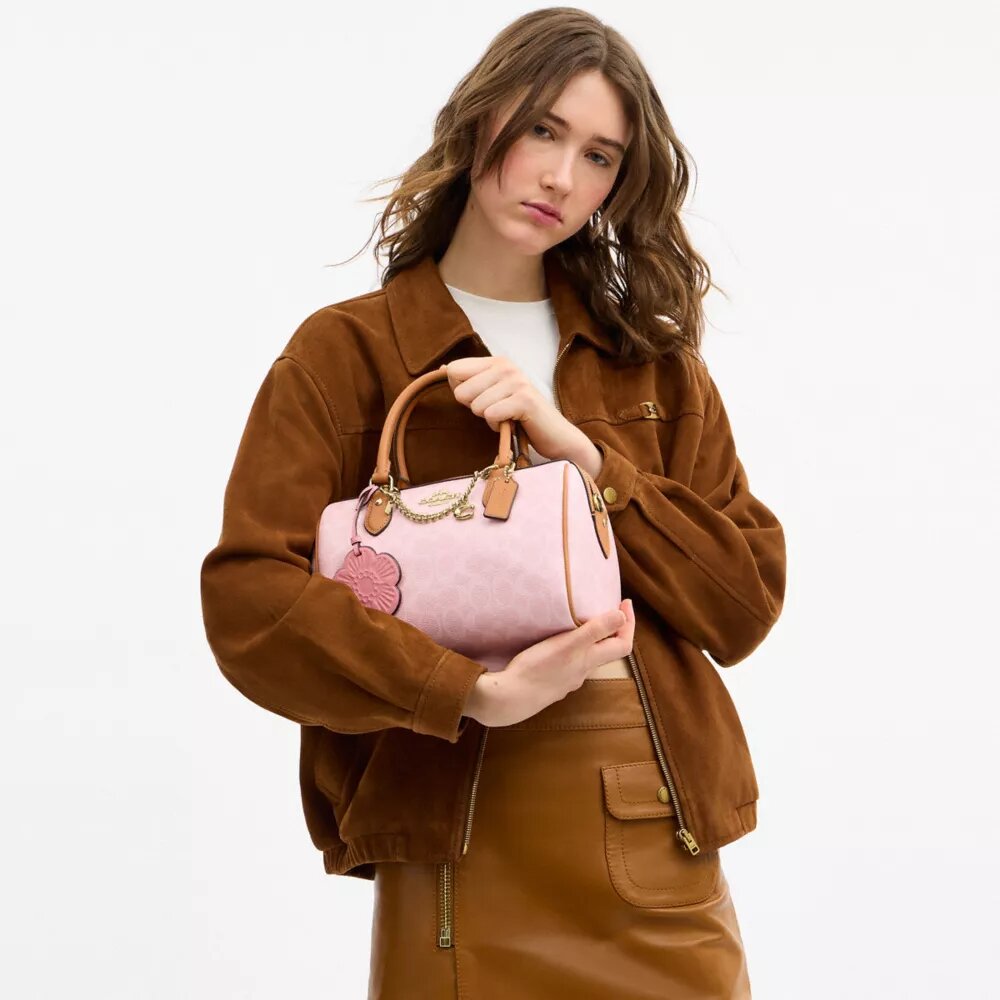 Borsa a tracolla Rowan in Signature Canvas con ciondoli