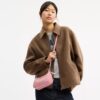 Borsa a tracolla Teri Mini in pelle firmata con ciondolo a forma di cuore