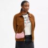 Borsa a tracolla Teri Mini in pelle firmata con ciondolo a forma di cuore