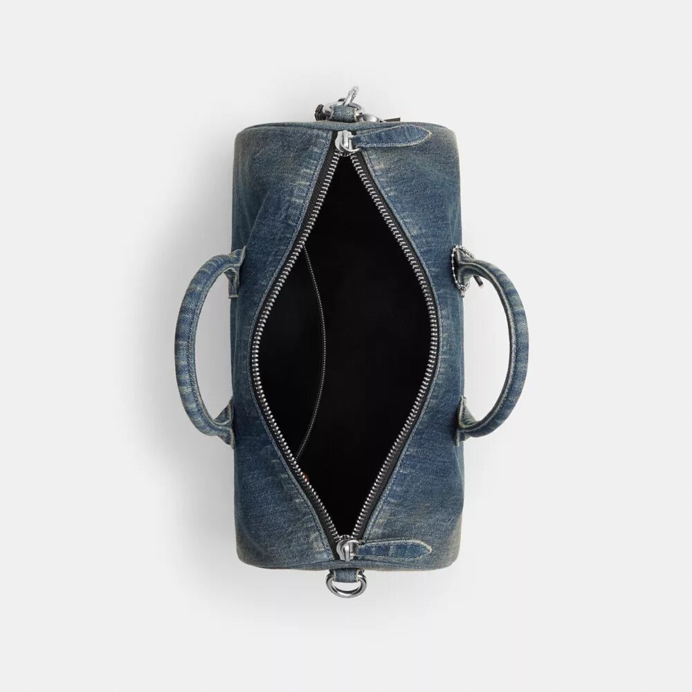 Borsa Compass 35 in denim di cotone rigenerativo con ciondoli