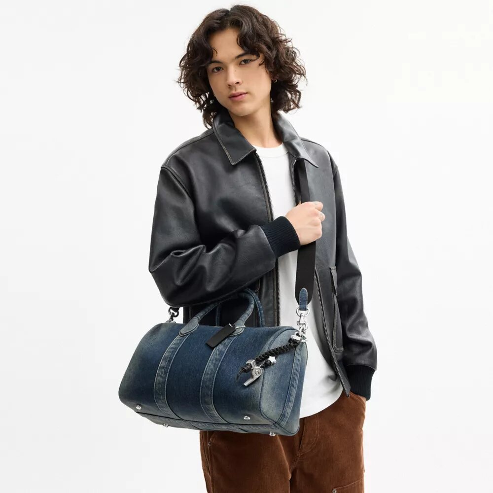 Borsa Compass 35 in denim di cotone rigenerativo con ciondoli