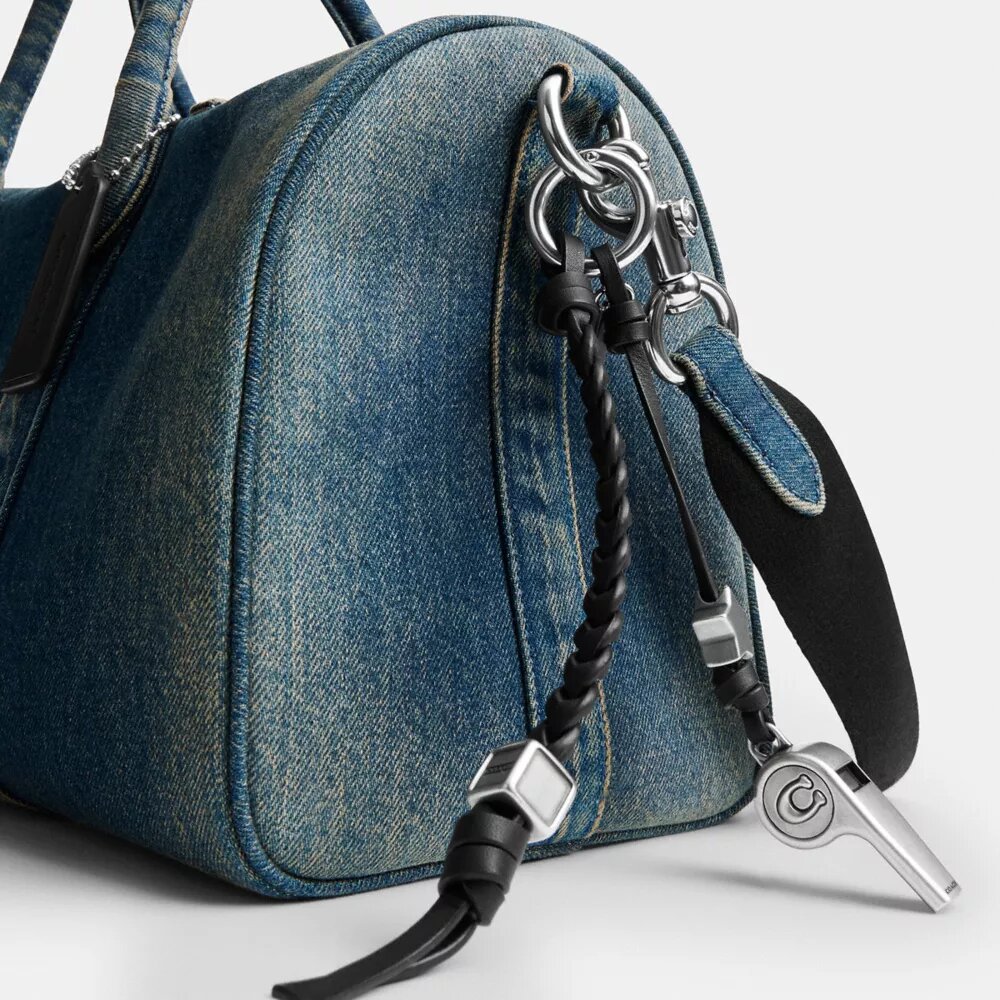 Borsa Compass 35 in denim di cotone rigenerativo con ciondoli