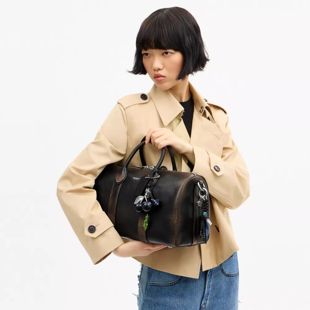 Borsa Compass 35 in pelle invecchiata con ciondoli