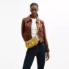 Borsa Swinger Disney X Coach in pelle rigenerativa con Topolino e i suoi amici
