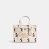Borsa Tote Disney X Coach Cargo 26 con Topolino in tela di cotone rigenerativo