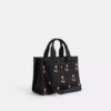 Borsa Tote Disney X Coach Cargo 26 con Topolino in tela di cotone rigenerativo